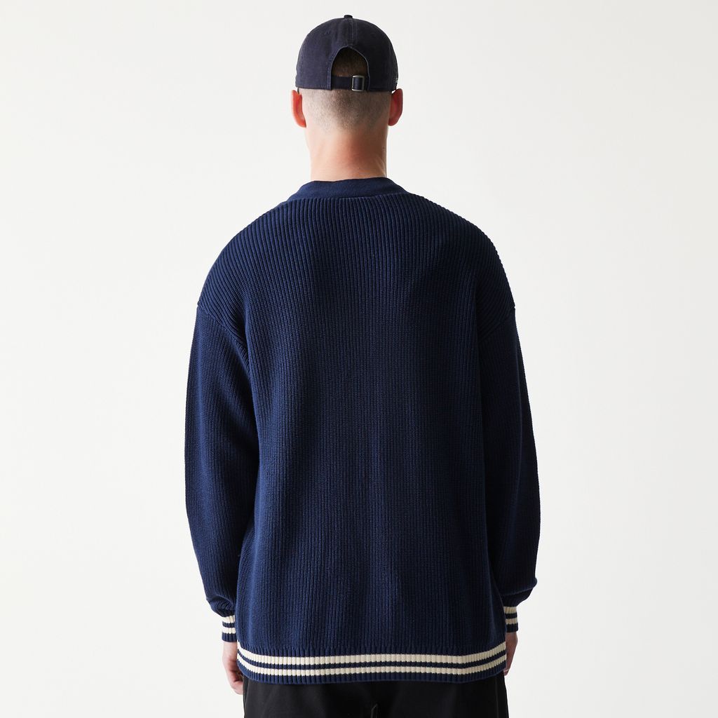 New Era MLB Yankees navy knit cardigan med Collegiate Script design, blødt og stilfuldt til fans af baseball.
