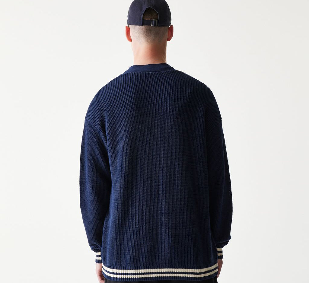 New Era MLB Yankees navy knit cardigan med Collegiate Script design, blødt og stilfuldt til fans af baseball.