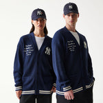 New Era MLB Collegiate Script cardigan i marineblå med Yankees-logo og strikket design, varm og stilfuld til fans.