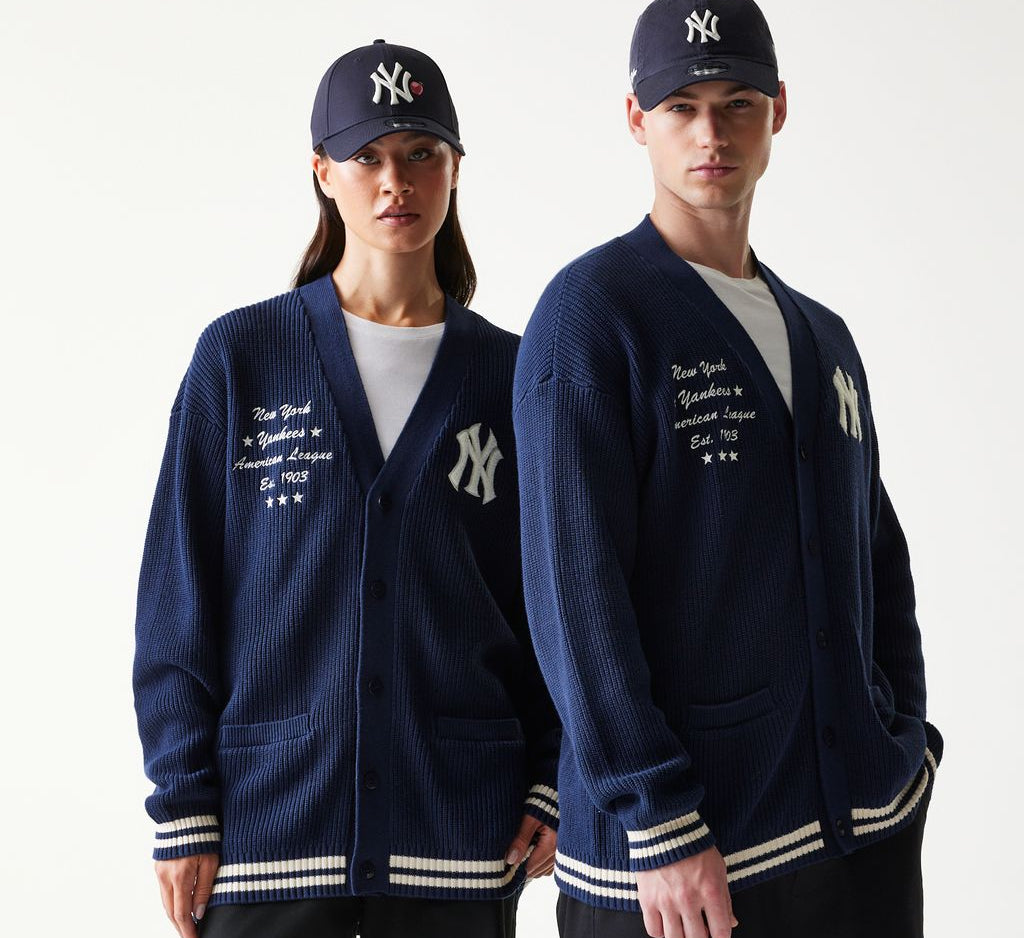 New Era MLB Collegiate Script cardigan i marineblå med Yankees-logo og strikket design, varm og stilfuld til fans.