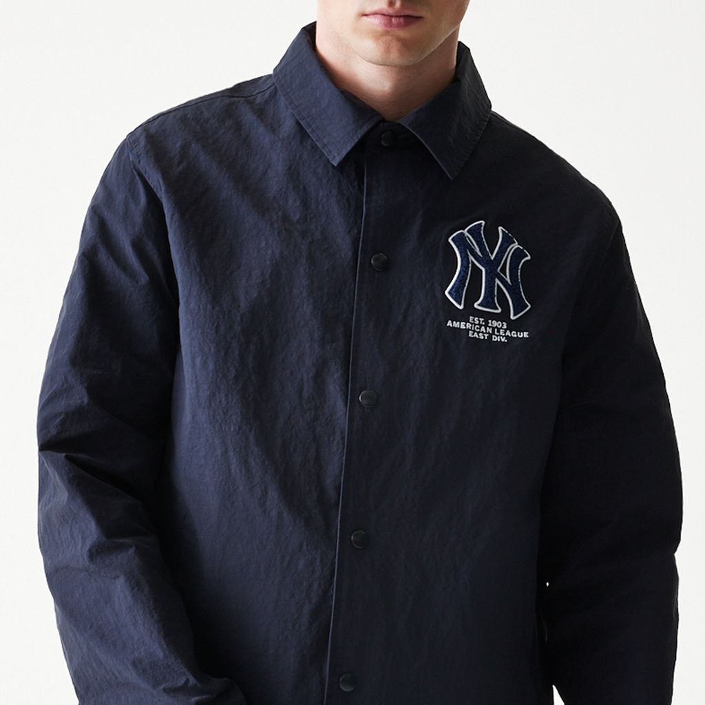 Navy New Era MLB coachesjakke med NY Yankees logo, blød bomuld og sporty design, foran vises jakken tydeligt.