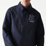 Navy New Era MLB coachesjakke med NY Yankees logo, blød bomuld og sporty design, foran vises jakken tydeligt.