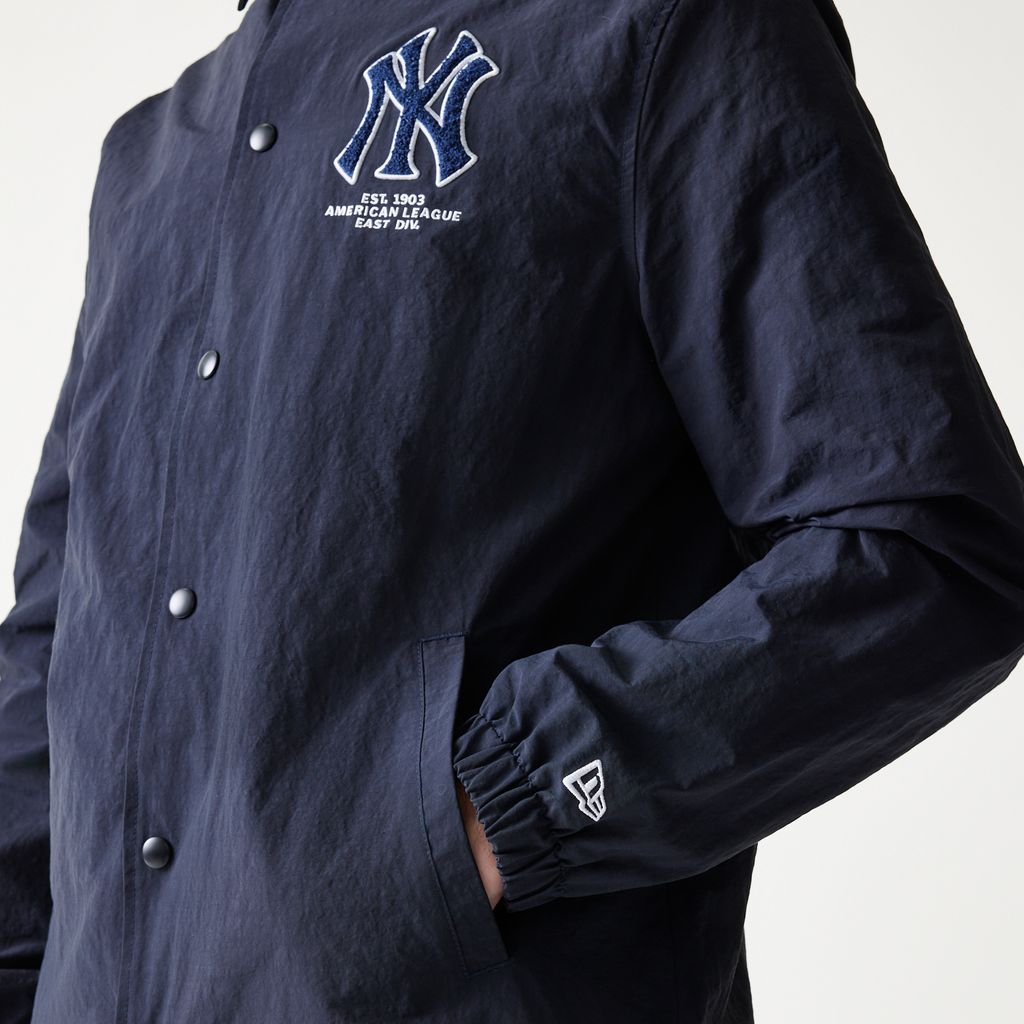 Navy New Era MLB coachesjakke med Yankees-logo, blød tekstur og justerbare lynlåslommer, foran.