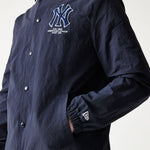 Navy New Era MLB coachesjakke med Yankees-logo, blød tekstur og justerbare lynlåslommer, foran.