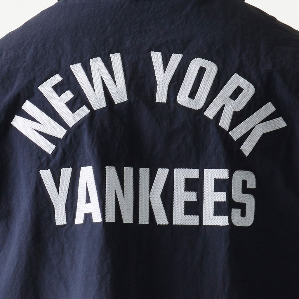 Navy New Era MLB Coaches Jakke med Yankees logo, blødt materiale, velegnet til sport og fritid, foran og detaljer synlige.