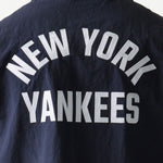 Navy New Era MLB Coaches Jakke med Yankees logo, blødt materiale, velegnet til sport og fritid, foran og detaljer synlige.