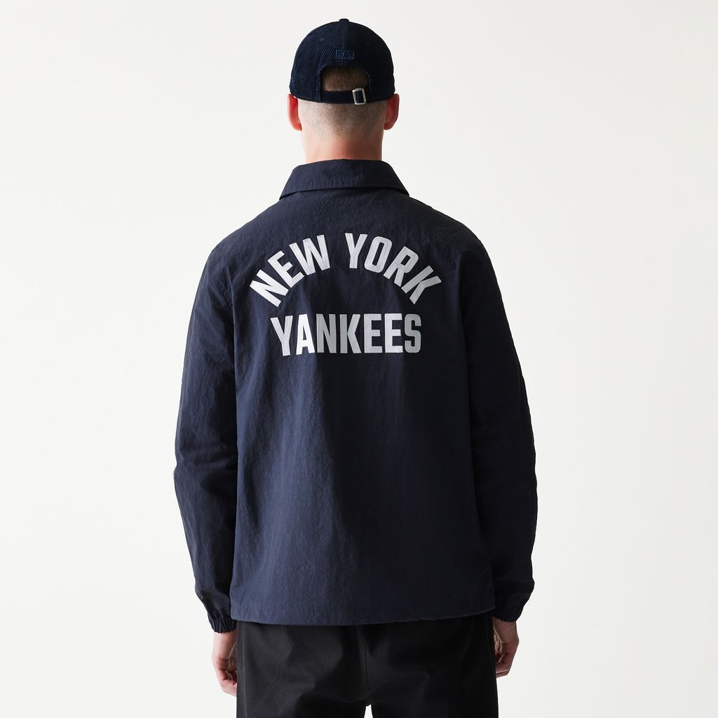Navy New Era MLB coachesjakke med Yankees-logo, blød tekstur og komfortabel pasform, perfekt til fans og sportentusiaster