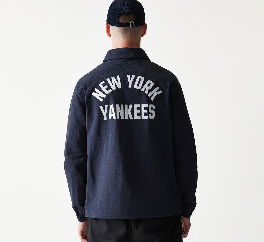 Navy New Era MLB coachesjakke med Yankees-logo, blød tekstur og komfortabel pasform, perfekt til fans og sportentusiaster