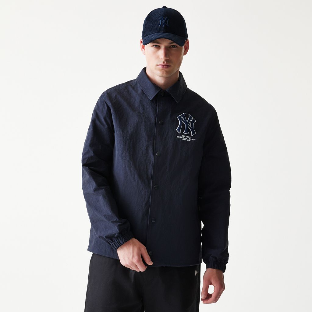 Navy New Era MLB Coaches Jakke med Yankees logo, blødt stof og sporty design, til fans og sportentusiaster.