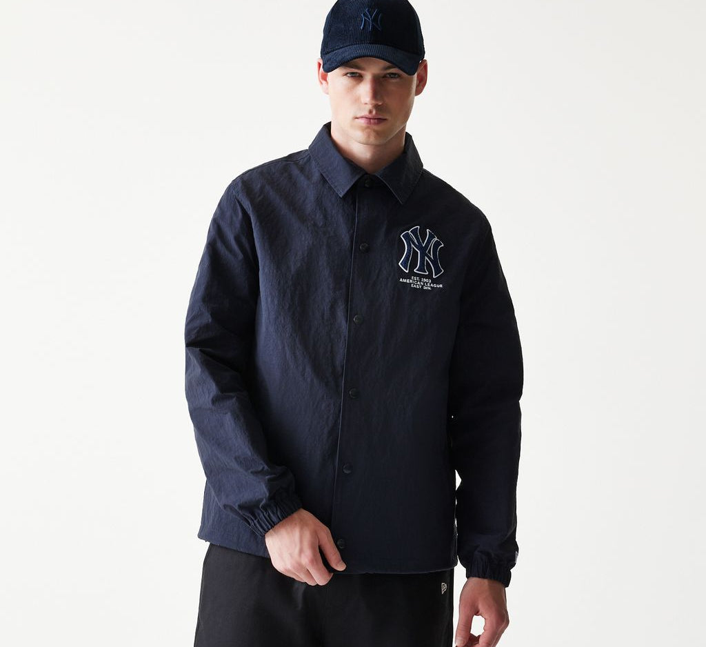 Navy New Era MLB Coaches Jakke med Yankees logo, blødt stof og sporty design, til fans og sportentusiaster.