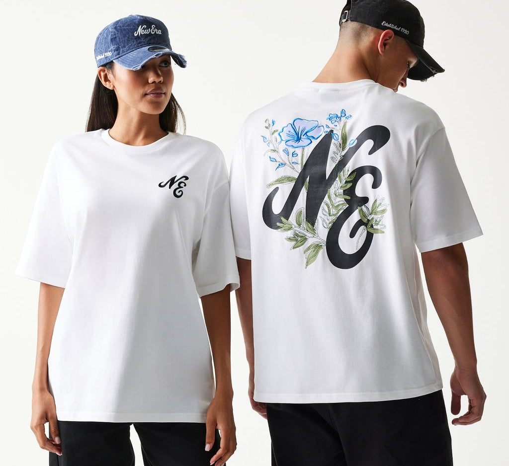 Hvid New Era T-shirt med stort blomstergrafik-design, oversized pasform og afslappet stil.