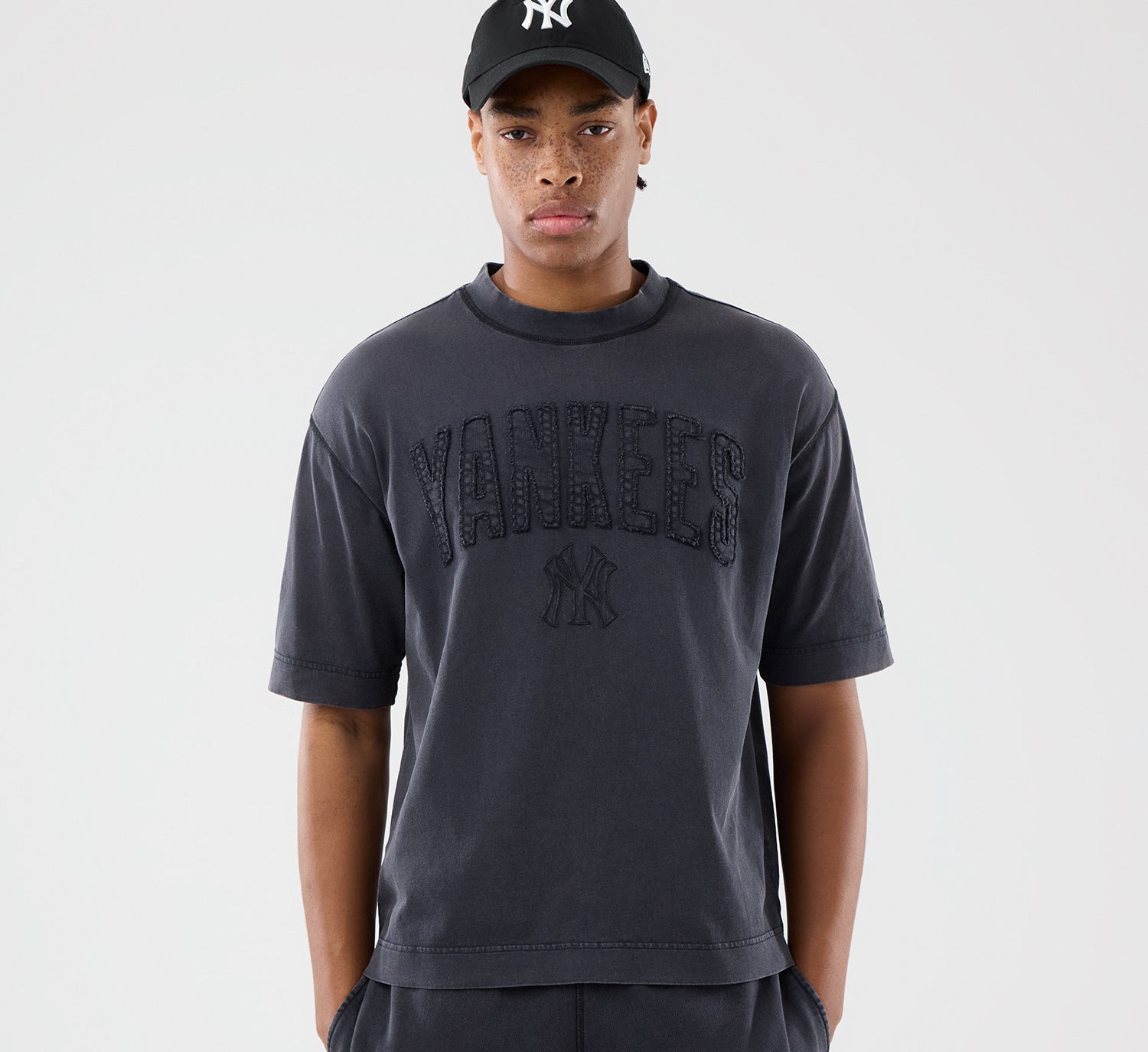 New Era - MLB WASHED BOXY Tee - New York Yankees - Black - Headz Up 