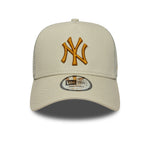 New Era Yankees League Essential trucker cap i sten og bronze farver, med logo og justerbar snøre foran og netbag på bagsiden