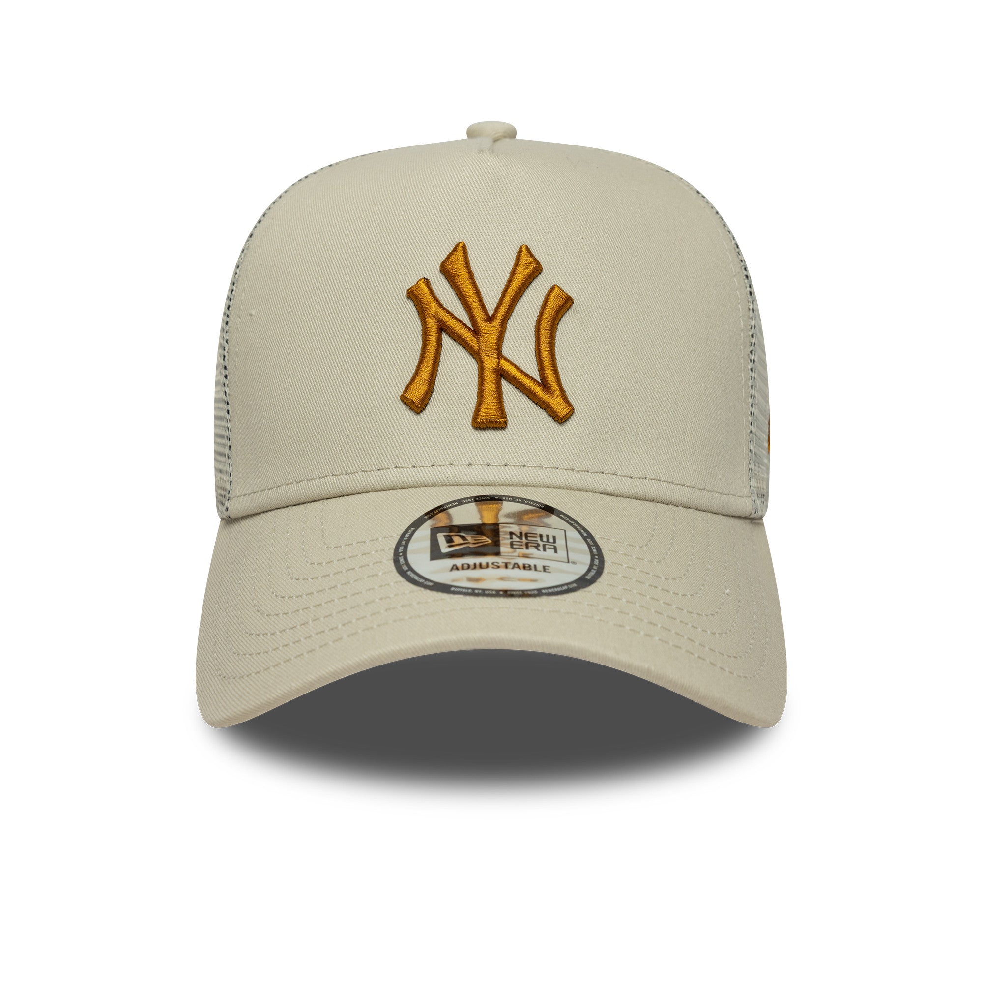 New Era Yankees League Essential trucker cap i sten og bronze farver, med logo og justerbar snøre foran og netbag på bagsiden