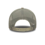 New Era Yankees League Essential trucker cap i sten og bronze farver, med logo foran og netbag bagpå.