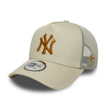 New Era Yankees trucker cap i sten og bronze farver med logo foran, afslappet sportsstil, vises i billedet