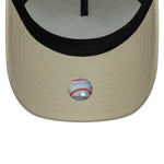 New Era Yankees League Essential trucker cap i sten- og bronzefarver med mesh baggrund, sporty og stilfuld hovedbeklædning.