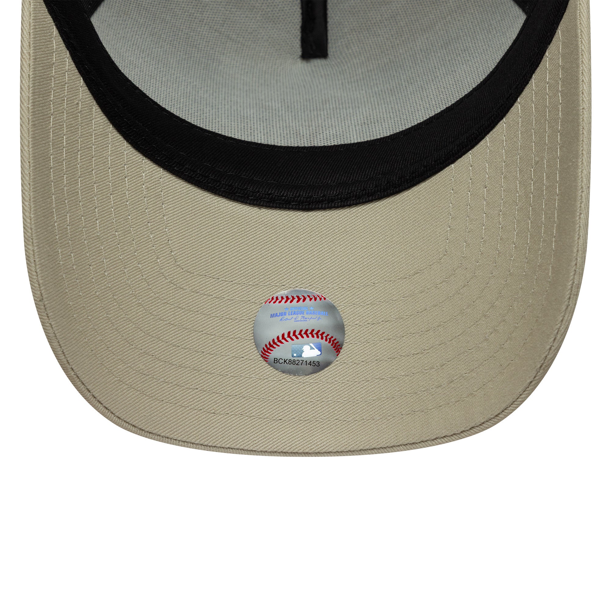 New Era Yankees League Essential trucker cap i sten- og bronzefarver med mesh baggrund, sporty og stilfuld hovedbeklædning.