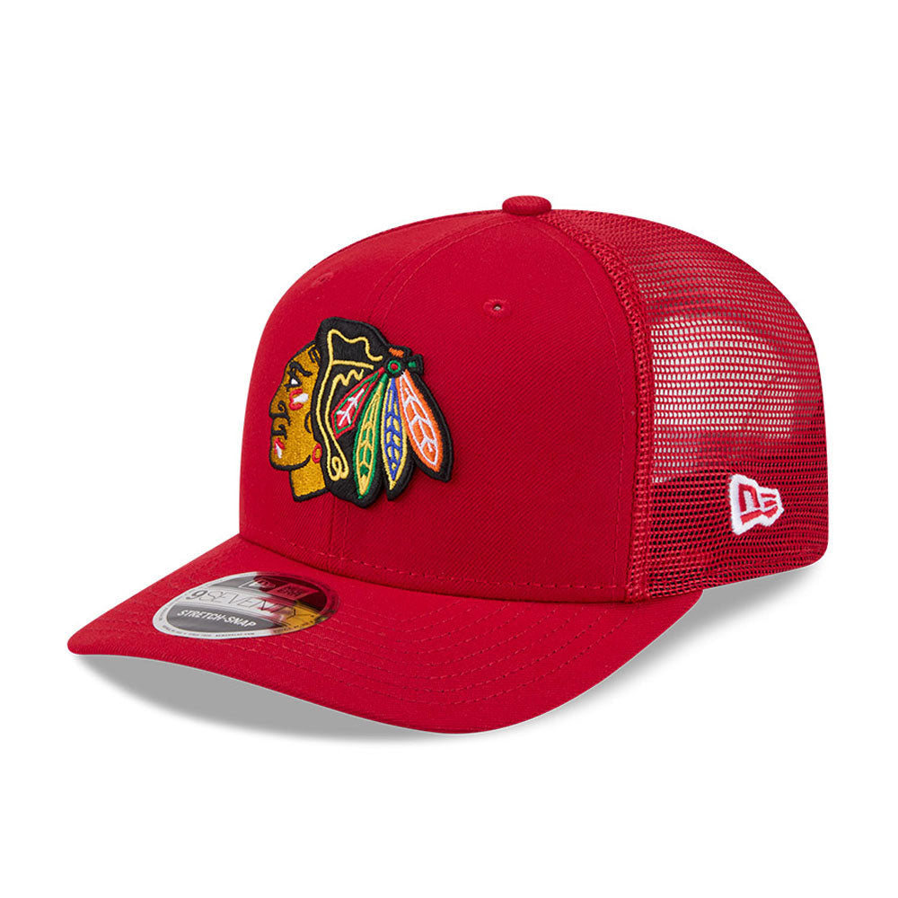 Rød New Era 9SEVENTY stretch mesh snapback kasket med Chicago Blackhawks logo foran, afslappet sportstil.