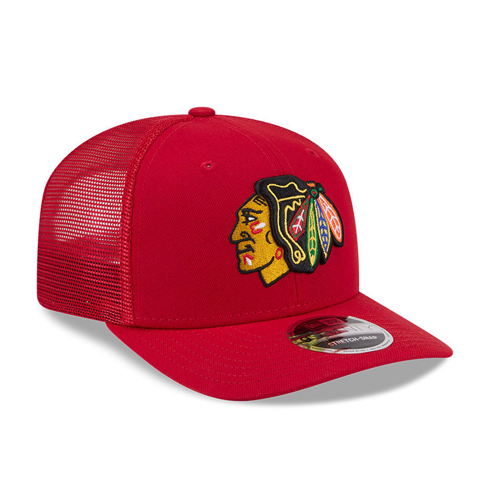 Rød New Era 9SEVENTY stretch mesh snapback cap med Chicago Blackhawks logo, sort og grå detaljer, foran set.