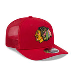 Rød New Era 9SEVENTY stretch mesh snapback cap med Chicago Blackhawks logo, sort og grå detaljer, foran set.