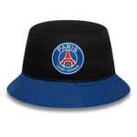 Sort og blå New Era CORE bucket hat med PSG-logo, afslappet stil og bred brim, velegnet til sport og fritid.