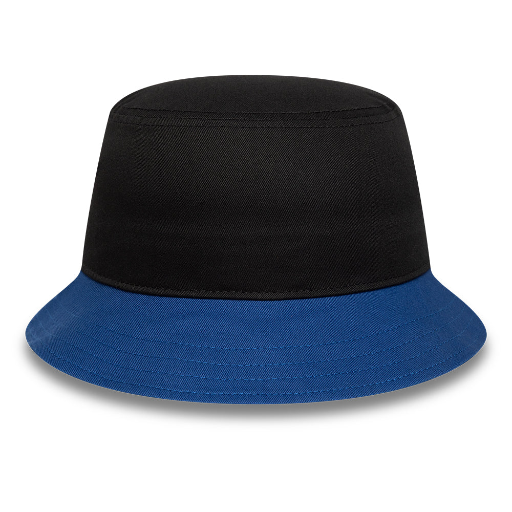 Sort og blå New Era CORE bucket hat med PSG-logo, afslappet stil, set fra siden.