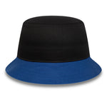 Sort og blå New Era CORE bucket hat med PSG-logo, afslappet stil, set fra siden.
