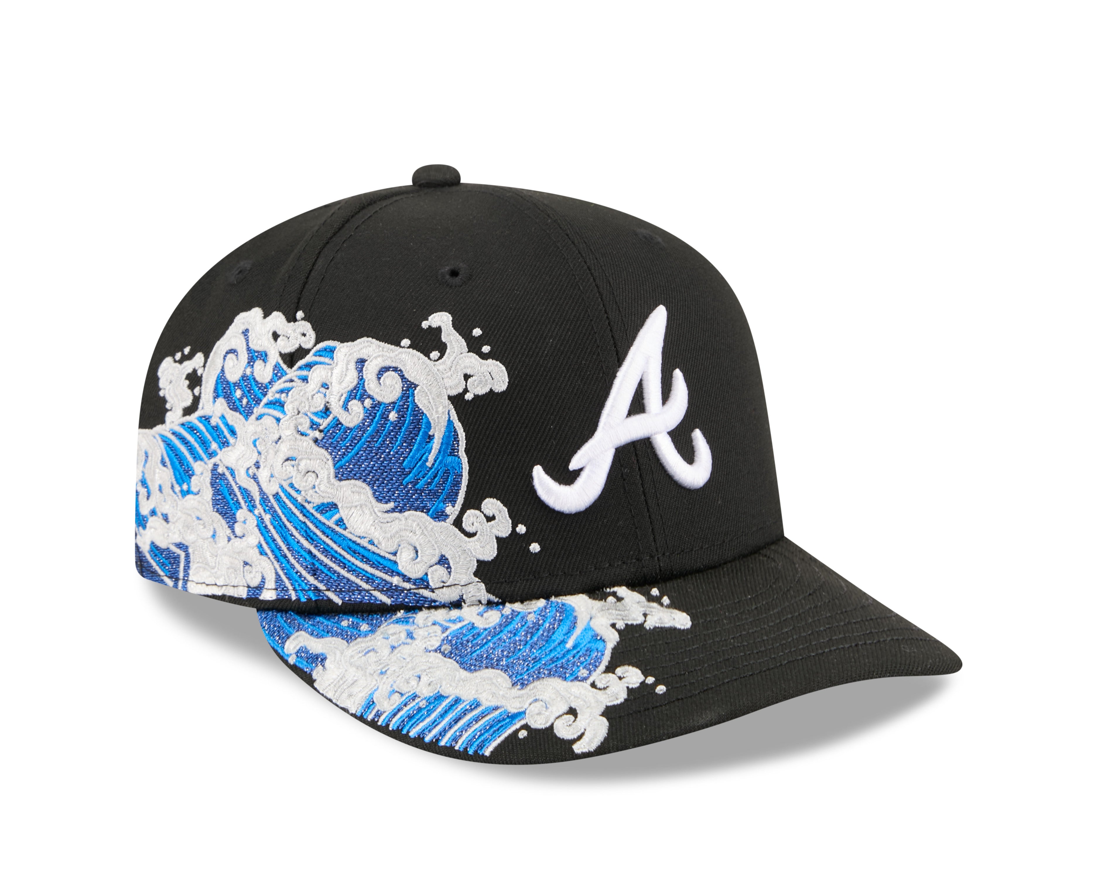 Sort New Era 59FIFTY Fitted Cap med Atlanta Braves logo og VISSURF-design, vises med flat visir og komfortabel pasform