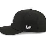 Sort New Era 59FIFTY fitted cap med Atlanta Braves logo og VISSURF-design set fra siden