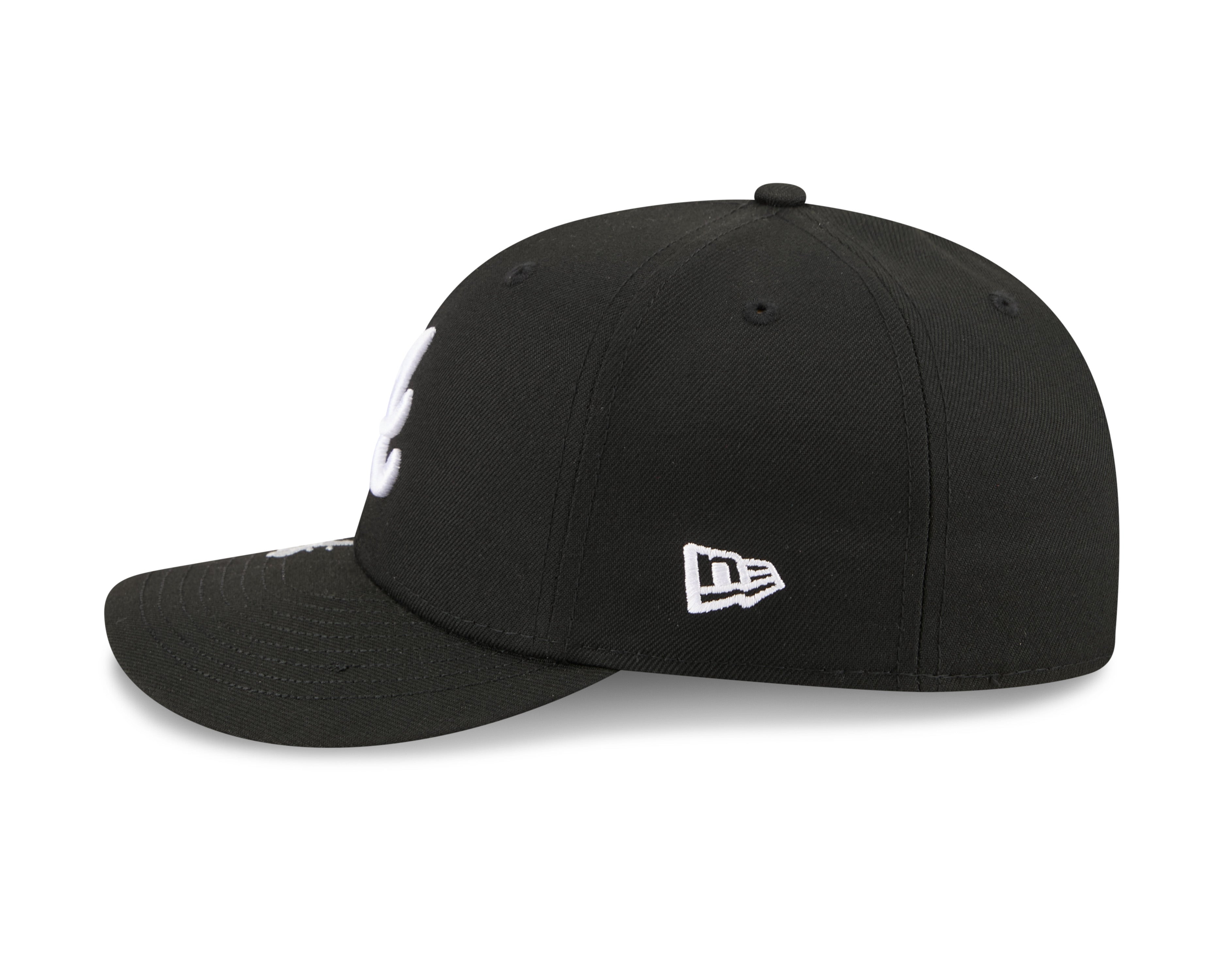 Sort New Era 59FIFTY fitted cap med Atlanta Braves logo og VISSURF-design set fra siden