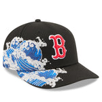 Sort New Era 59FIFTY Fitted Cap med Boston Red Sox logo og VISSURF-design, vises på billedet.