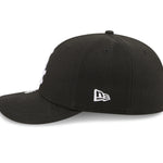 Sort New Era 59FIFTY fitted cap med Chicago White Sox logo, visning af venstre side, sportstil og komfortabel pasform.