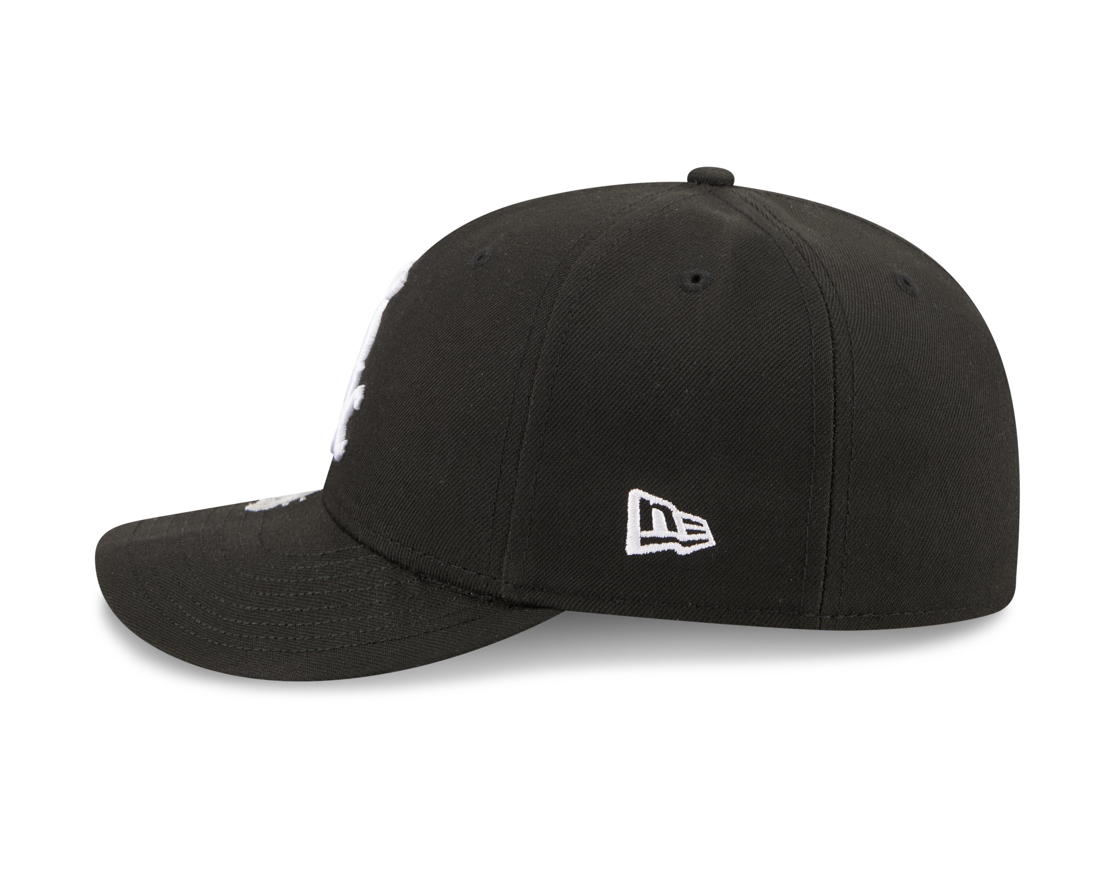 Sort New Era 59FIFTY fitted cap med Chicago White Sox logo, visning af venstre side, sportstil og komfortabel pasform.