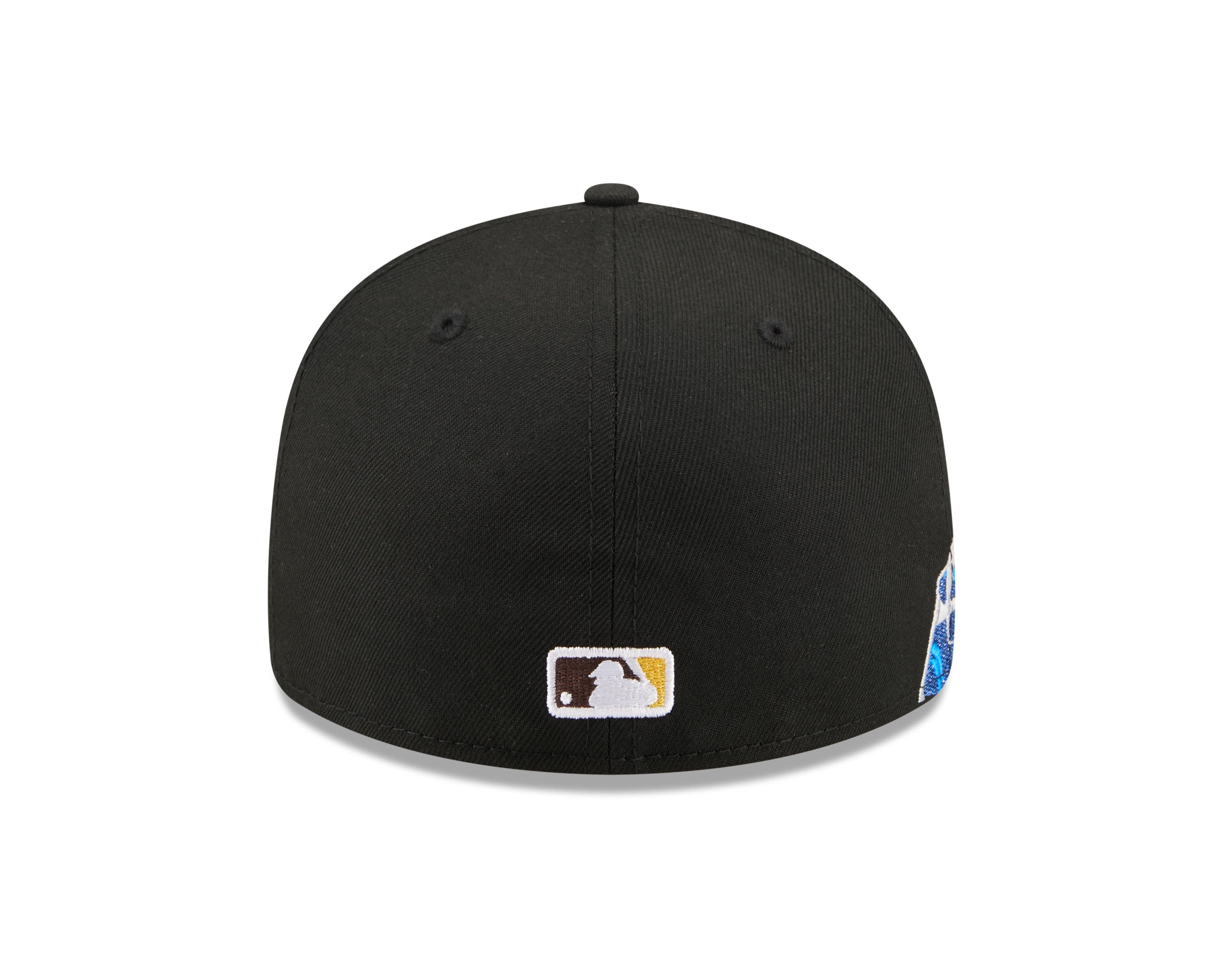 Sort New Era 59FIFTY Fitted Cap med San Diego Padres-logo, visning af front og flat skygge.