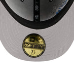 Sort New Era 59FIFTY fitted cap med San Diego Padres logo og VISSURF-design, synlig på billedet.
