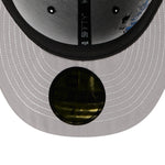 Sort New Era 59FIFTY fitted cap med Detroit Tigers logo og visurf-mønster, tættere kig på capens design og tekstur