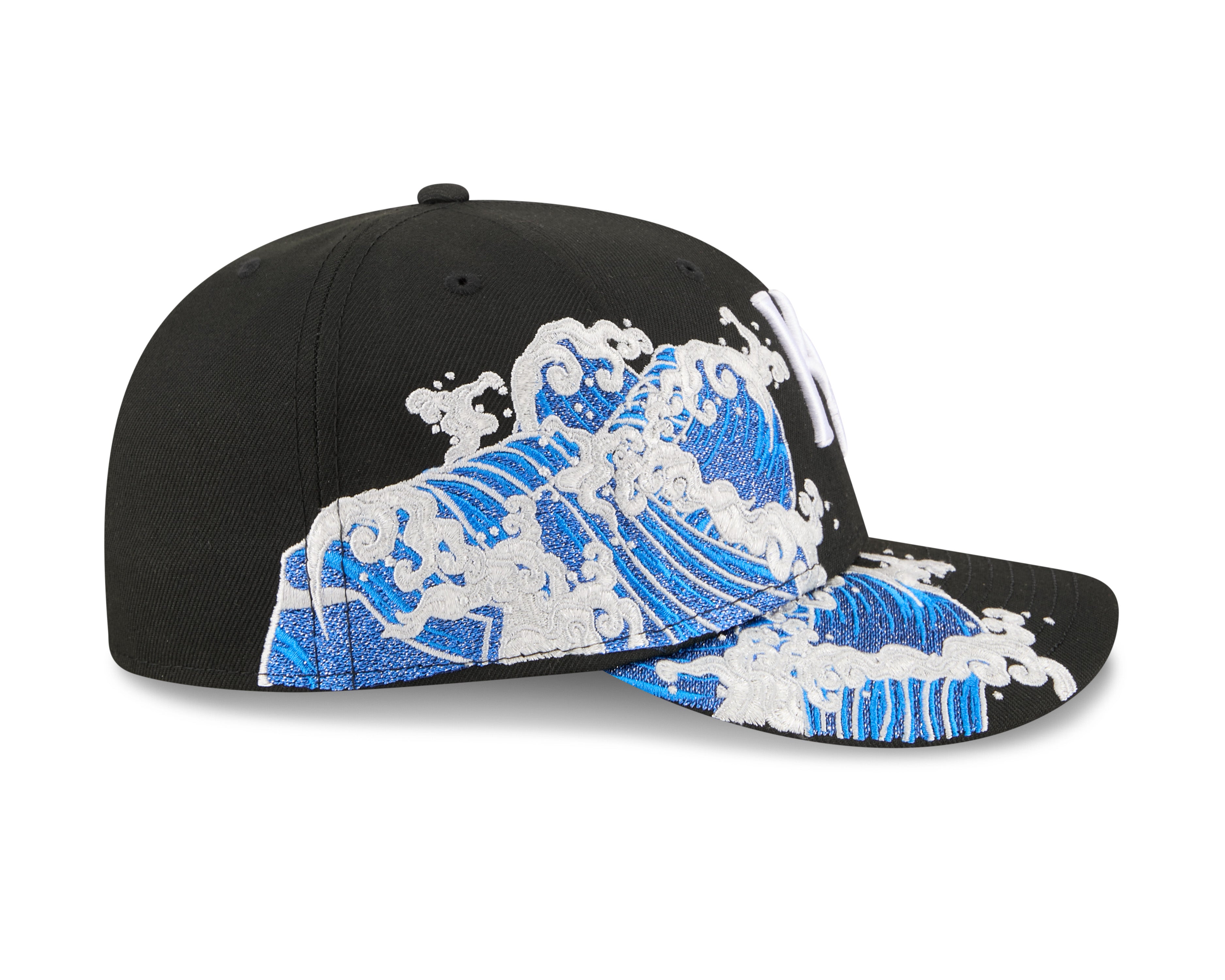 Sort New Era 59FIFTY fitted Kansas Royals cap med VISSURF-design og logo set fra siden.