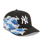 Sort New Era 59FIFTY fitted Yankees cap med VISSURF logo, flat kasket og justerbar pasform, til fans af baseball.