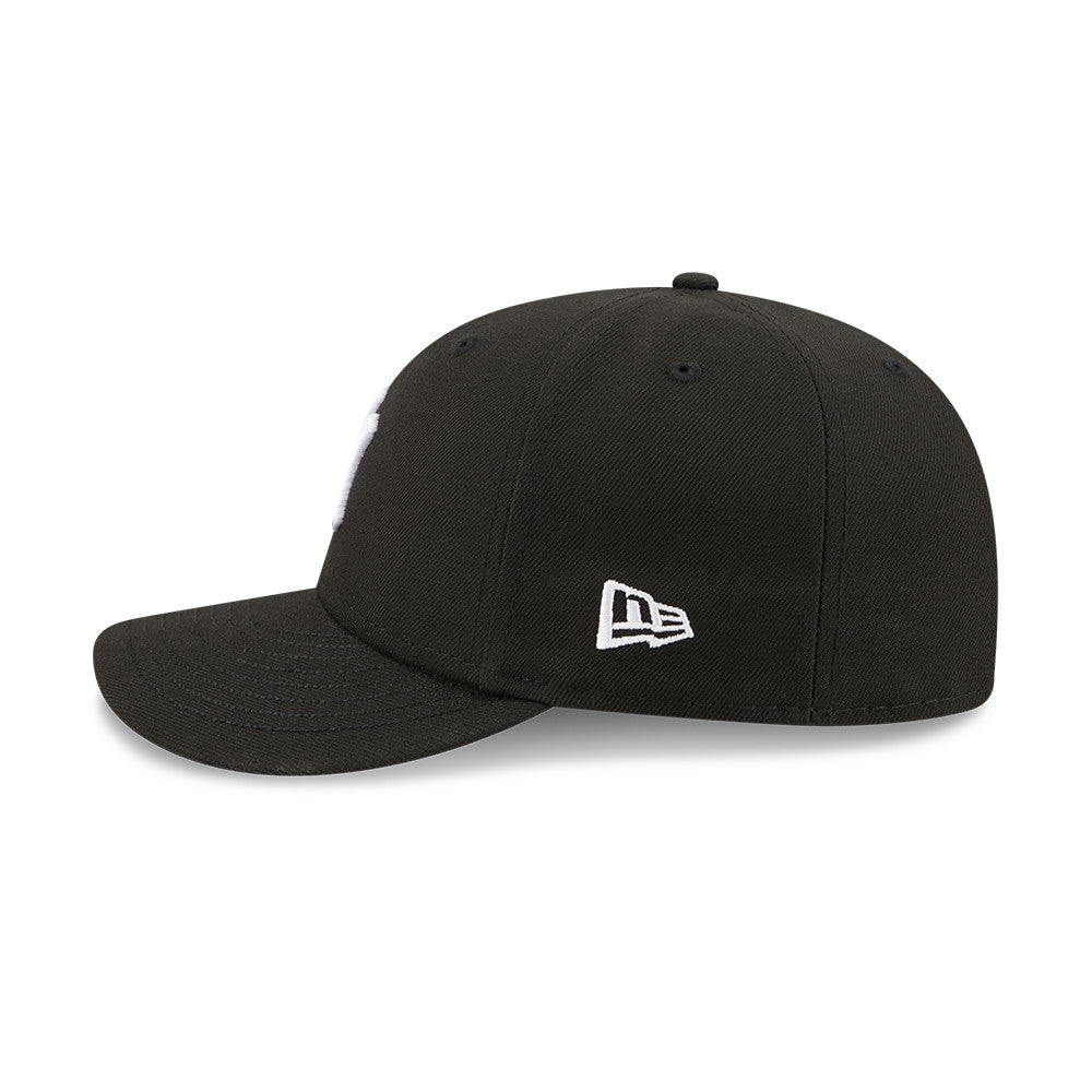Sort New Era 59FIFTY fitted cap med Yankees-logo, børstet stof og flat visir, til baseballfans og sportsentusiaster.