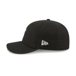 Sort New Era 59FIFTY fitted cap med Yankees-logo, børstet stof og flat visir, til baseballfans og sportsentusiaster.