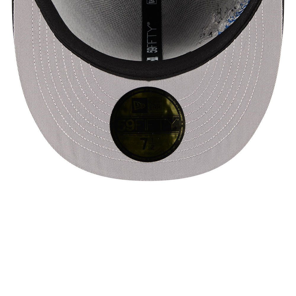 Sort New Era 59FIFTY fitted cap med Yankees logo, vises foran, afslappet sportstil, blødt stof, flat top design.