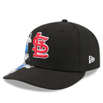 Sort New Era 59FIFTY fitted cap med St. Louis Cardinals logo og visurf-design, foran set med flat skygge.