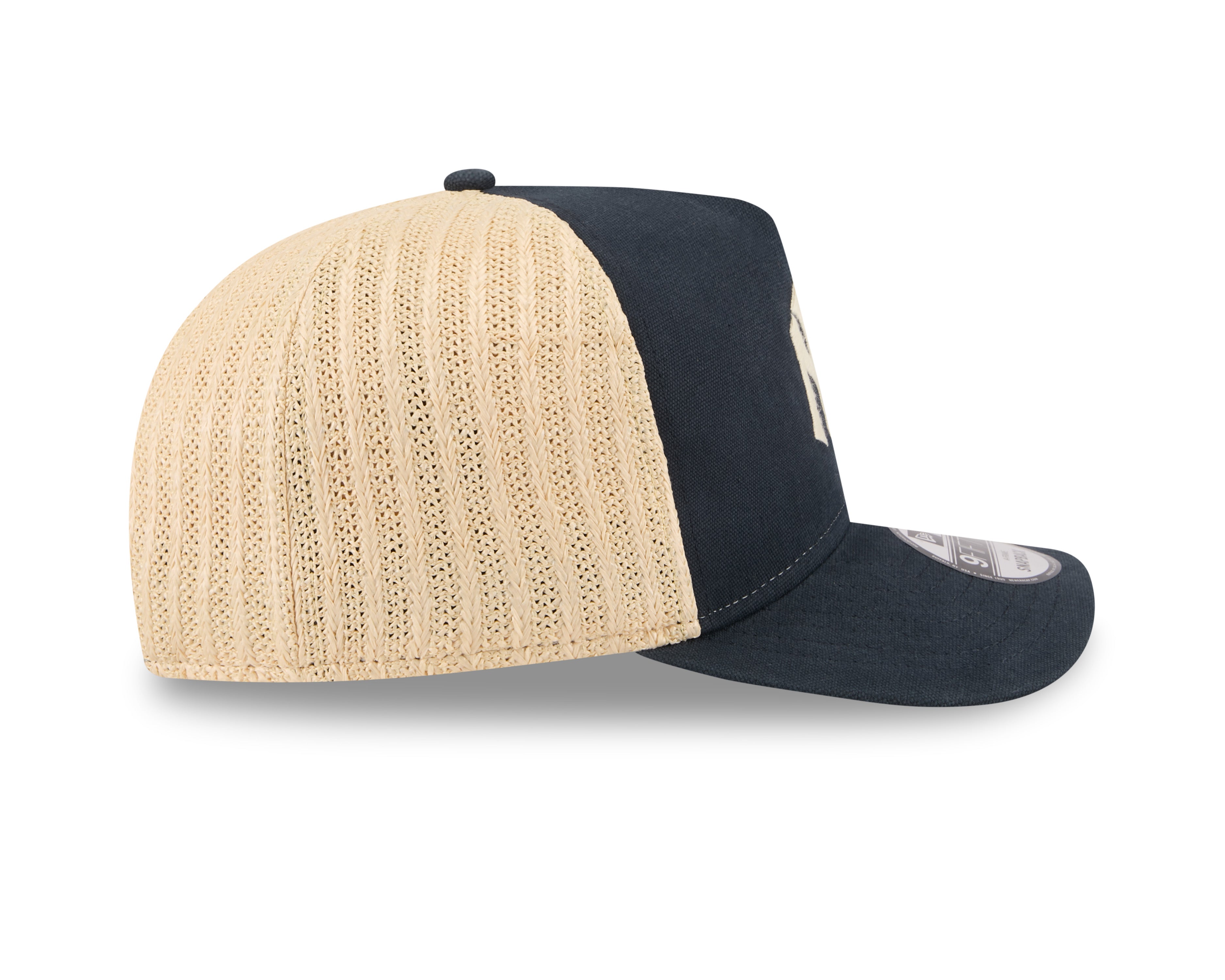 New Era Yankees 9FIFTY A-Frame cap i grået, med synligt logo og justerbart strop bagpå, set fra højre side.