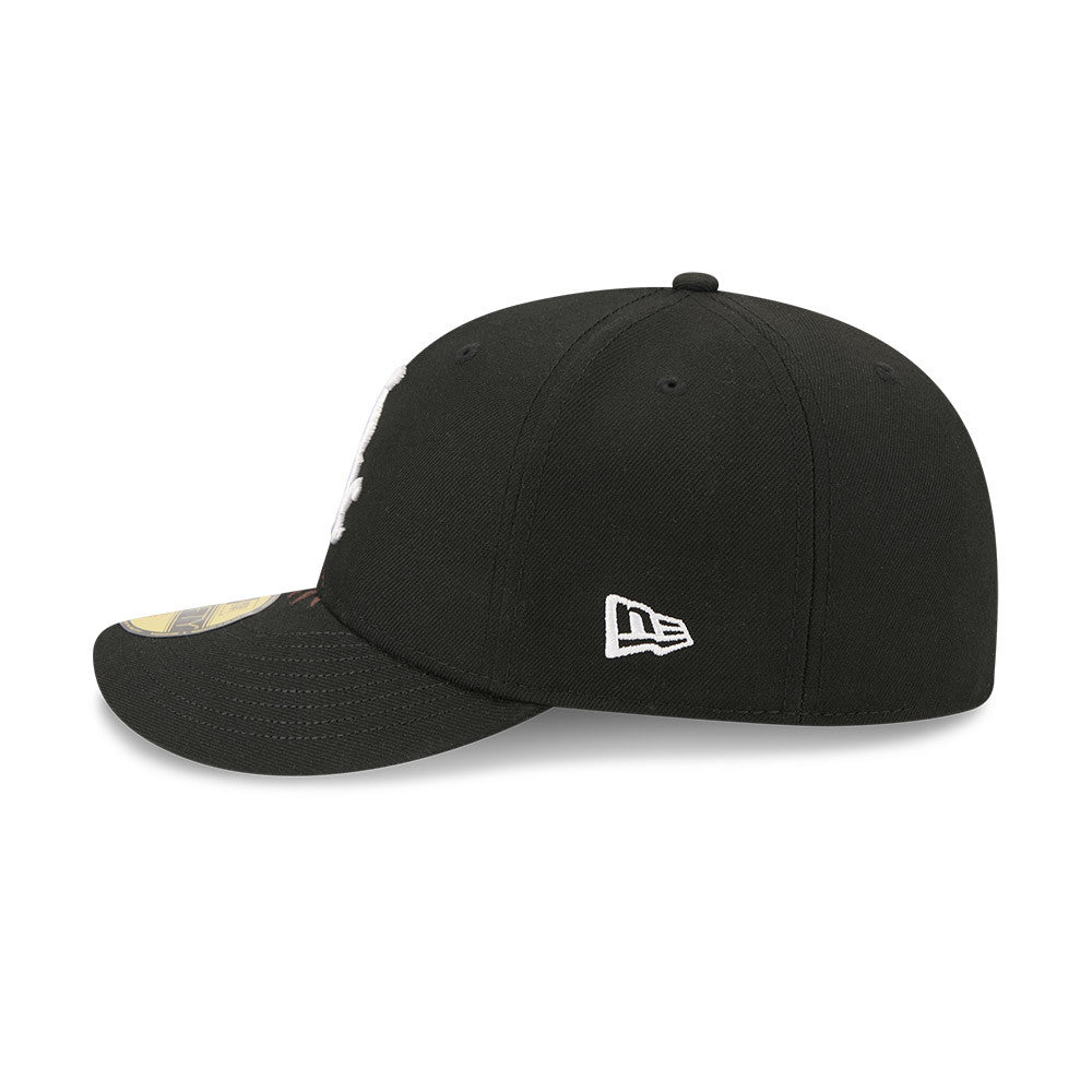 Sort New Era 59FIFTY fitted cap med Chicago White Sox logo og eagle-design, MLB sportstil.