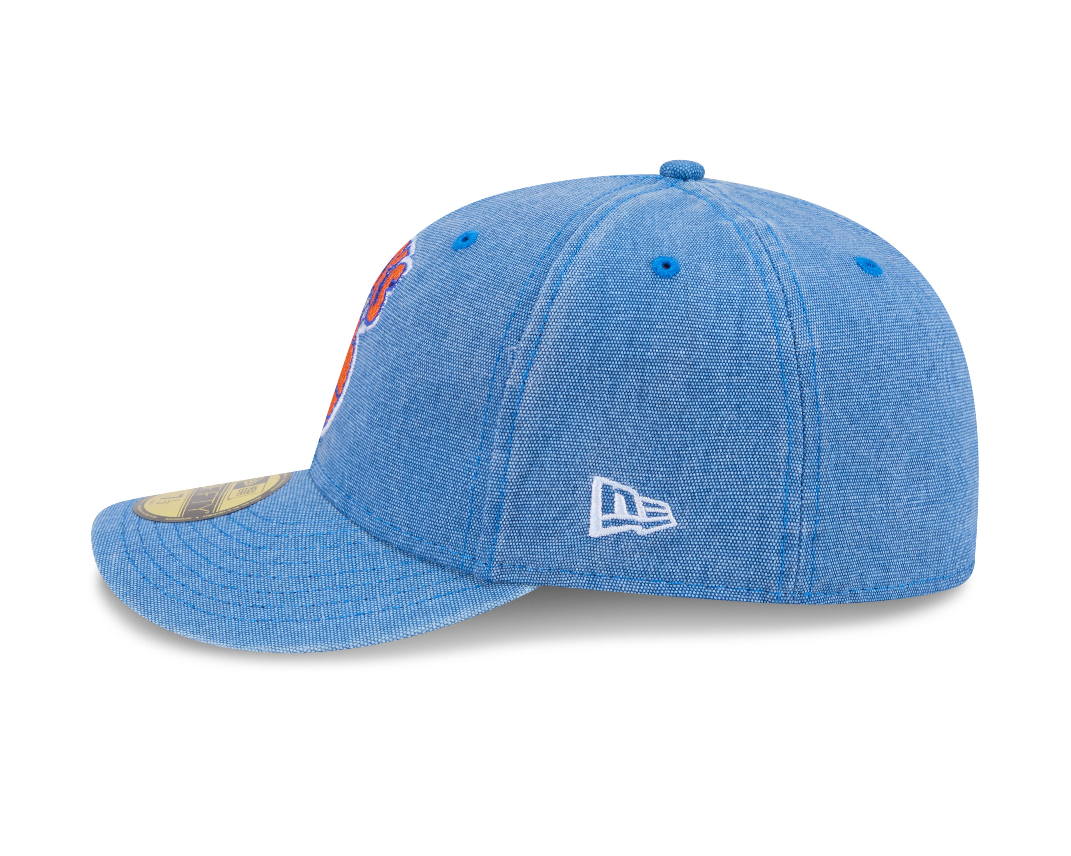 New Era 59FIFTY fitted kasket i blå med Knicks logo, Hardwood Classic design, set fra sidet.