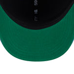 Blå New Era 59FIFTY fitted cap med New York Knicks logo og hardwood classic design, vist på modellen.