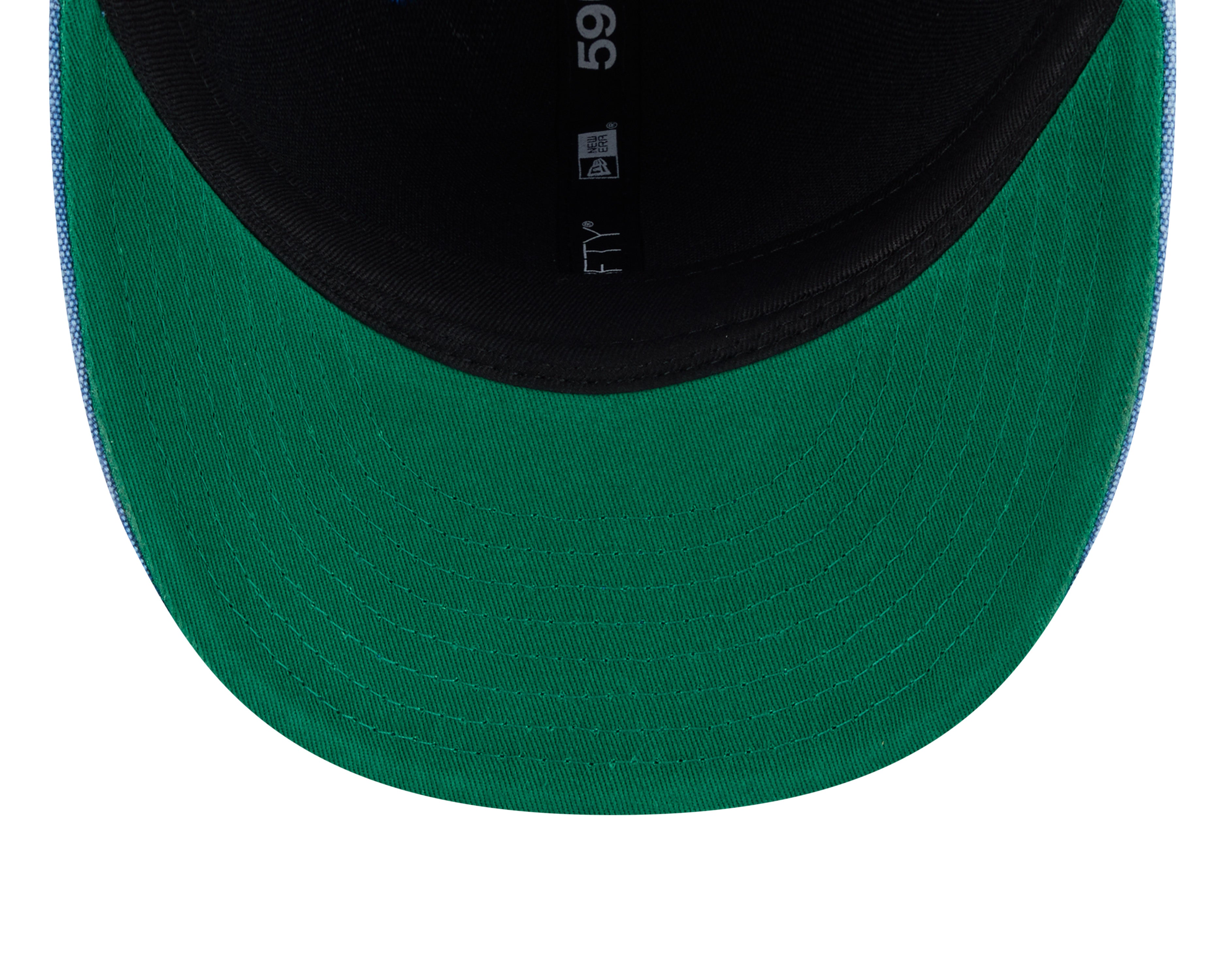Blå New Era 59FIFTY fitted cap med New York Knicks logo og hardwood classic design, vist på modellen.