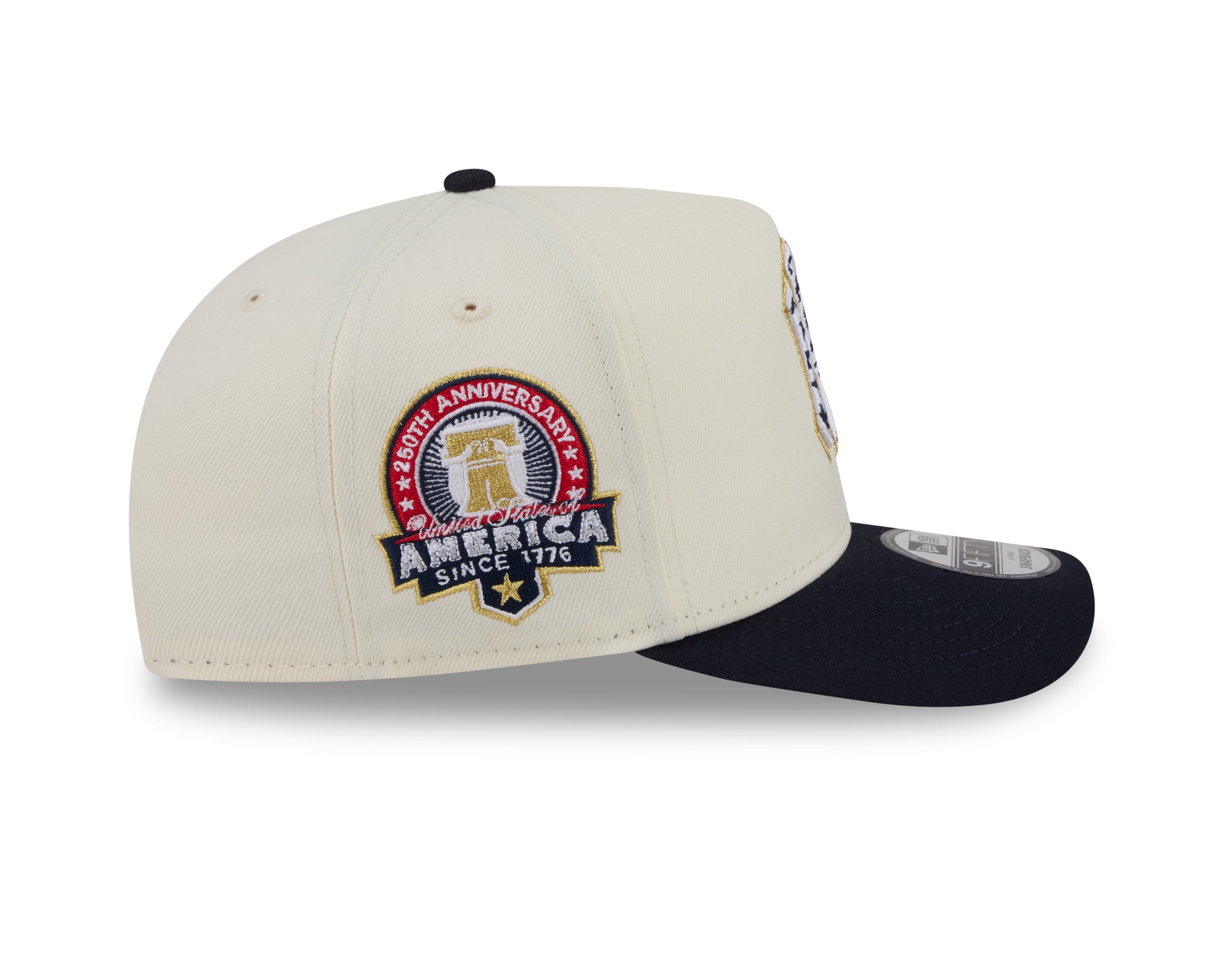 New Era New York Yankees 9FIFTY snapback cap med stjerner og striber i krom finish, set fra højre side.