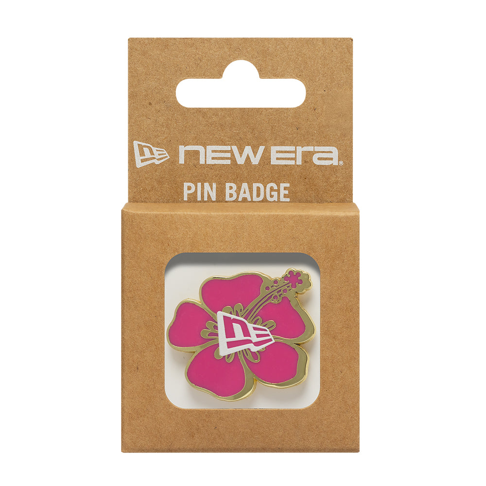 Gullig New Era Flower pin badge fastgjort til en taske, detaljeret blomsterdesign og glansfuld finish.